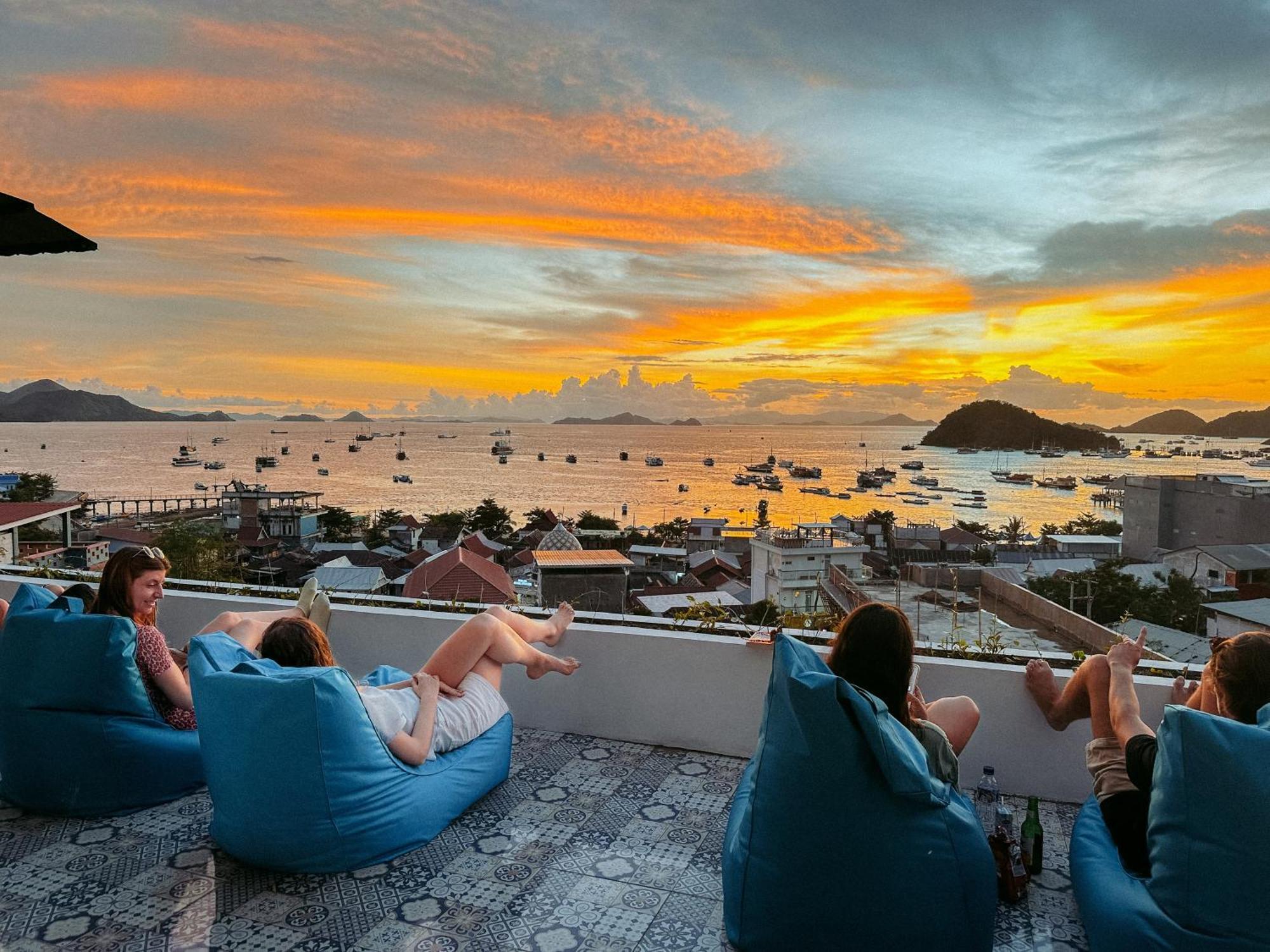 De Nata Hostel Labuan Bajo Buitenkant foto